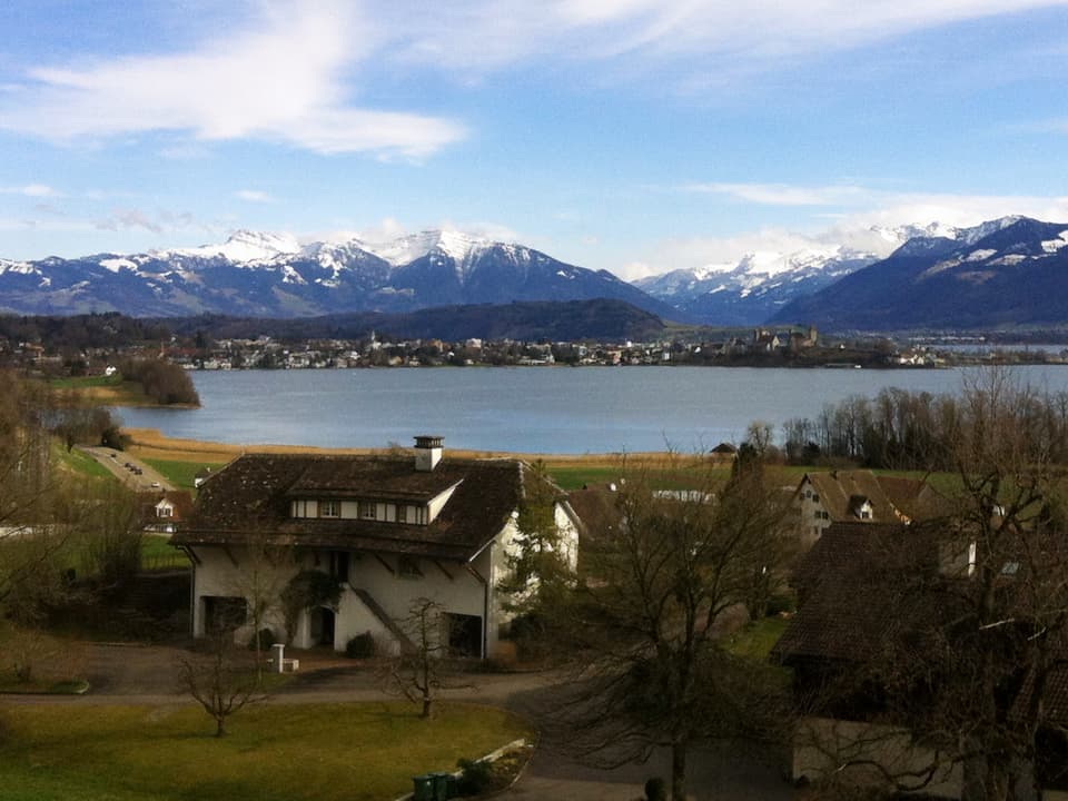 Blick von Feldbach über den Zürichsee Richtung Glarner Alpen, wo es wieder leicht föhnig ist.