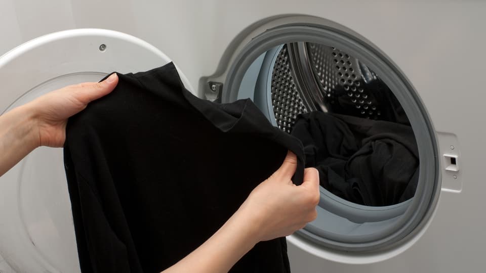 Schwarze flecken auf weißer wäsche nach waschen