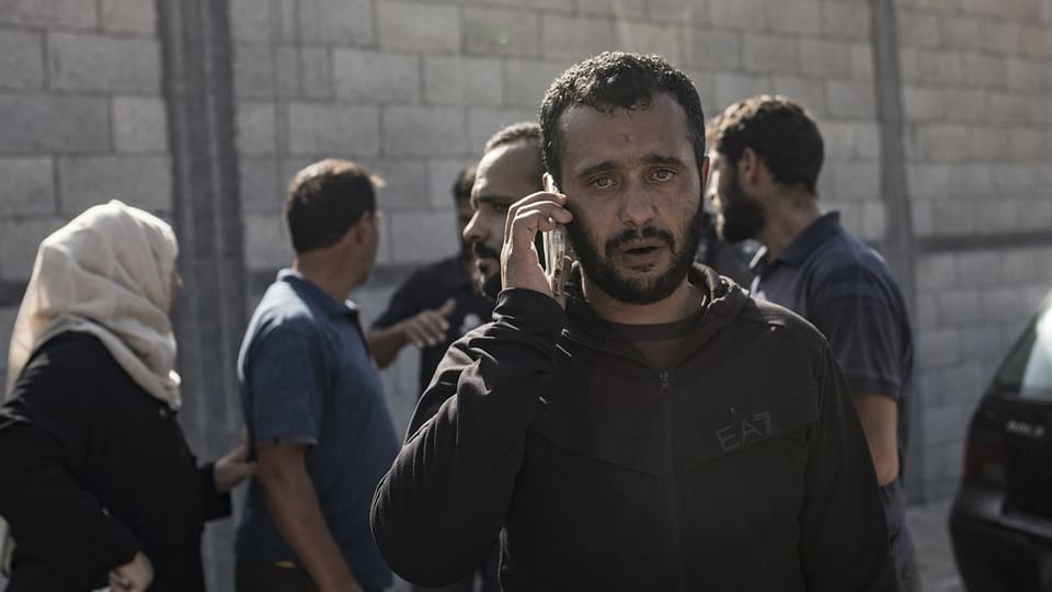 Ein Mann telefoniert in Gaza.