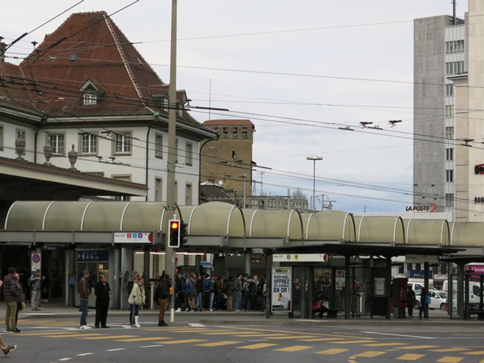 Ein Foto des Bahnhofplatzes.