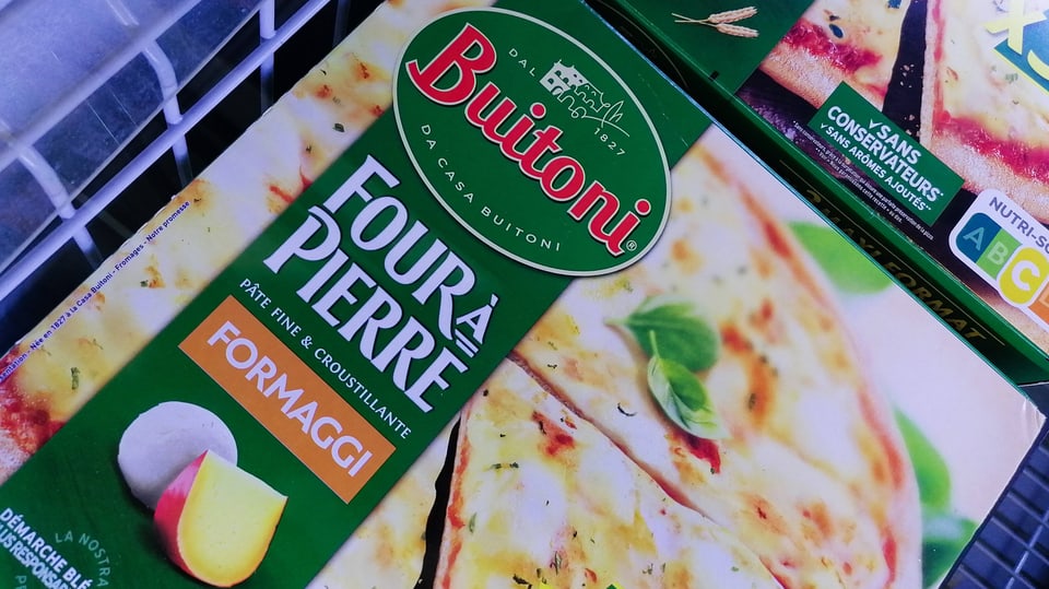 Pizzakarton auf dem in roter Schrift «Buitoni» steht und zudem «Four à Pierre» und Formaggi