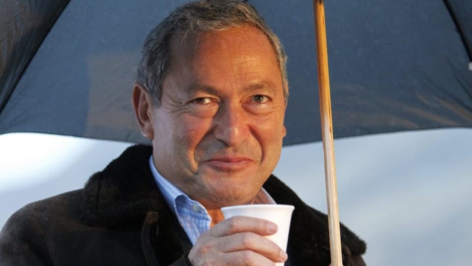 Sawiris mit Schirm.