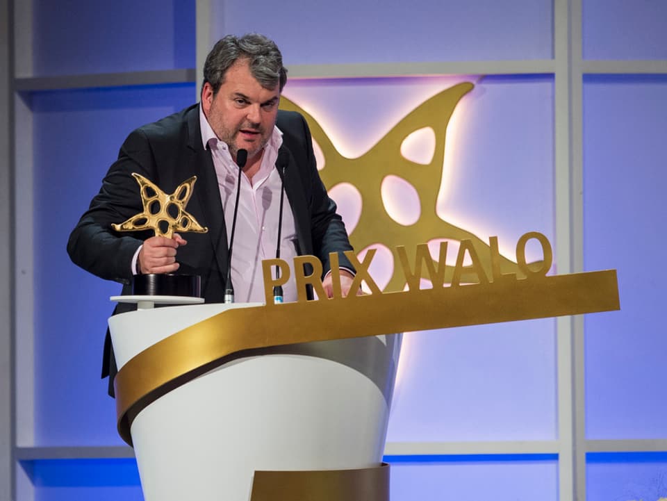 Mike Müller mit dem Prix Walo in der Kategorie Schauspieler, an der 40. Verleihung des Prix Walo im Kongresshaus in Zürich, am Sonntag, 18. Mai 2014.