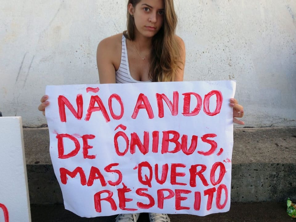 Eine junge Frau hält ein Plakat mit der Aufschrift:«Ich fahre nicht Bus, aber ich will Respekt.»
