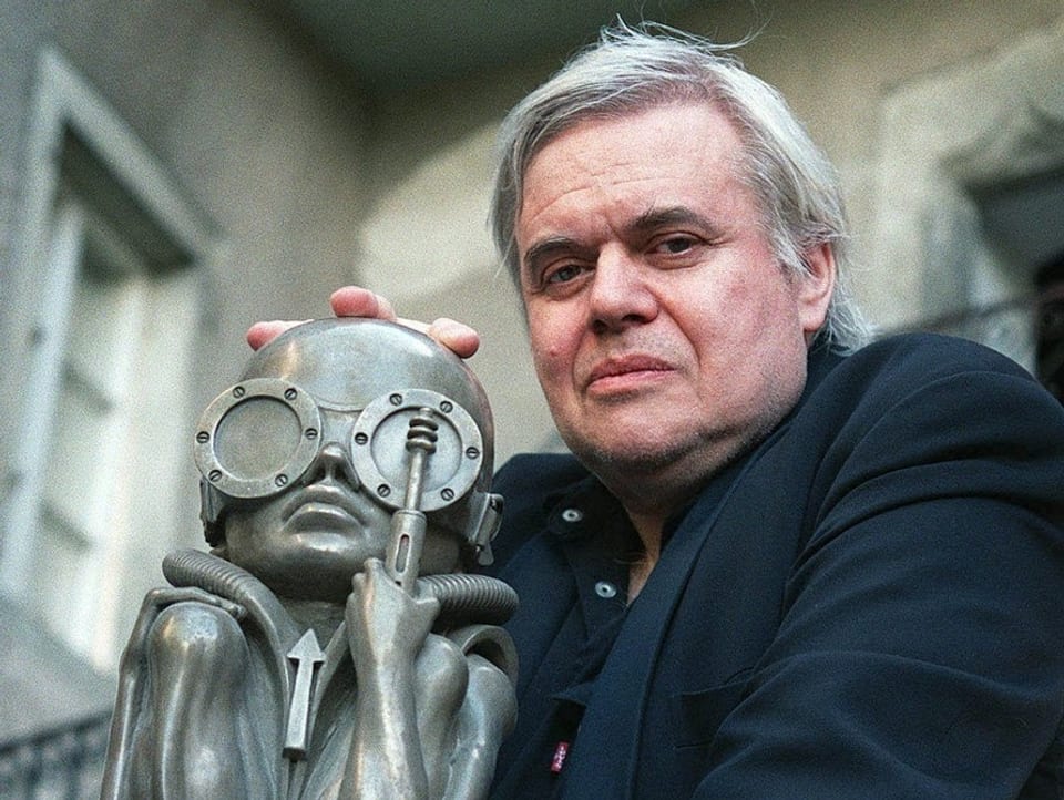 Giger posiert mit einer seiner Skulpturen 