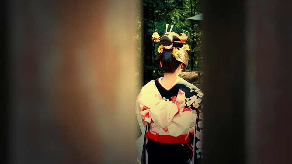 Japanische Braut von hinten, durch einen Türschlitz beobachtet.