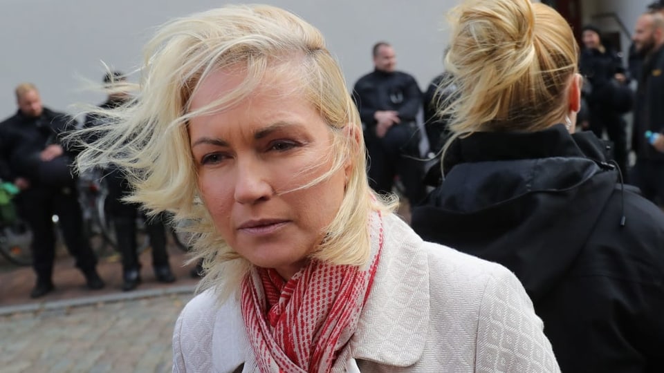 Manuela Schwesig mit vom Wind zerzaustem Haar.