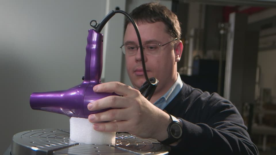 Hightech im Haushalt: Philipp Schütz bereitet den Ionen-Fön im Empa-Labor in Dübendorf für die Durchleuchtung vor.