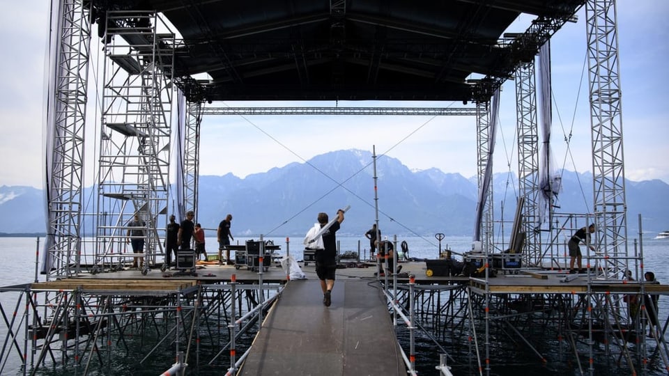 Event-Arbeiter bauen die Seebühne auf.