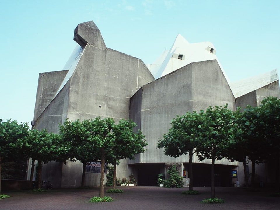 Blick auf ein Betongebäude