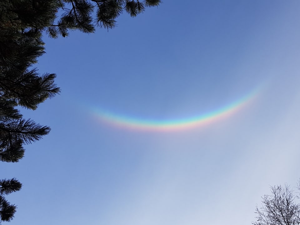 Ein verkehrter Regenbogen am Himmel der sogennante Zirkumzenitalbogen, der Farbervaluf ist im Vergleich zu Regenbogen umgedreht.