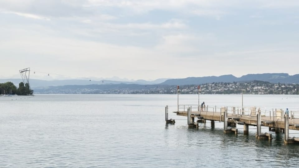 Die ZKB-Seilbahn hängt vor dem Alpenpanorama