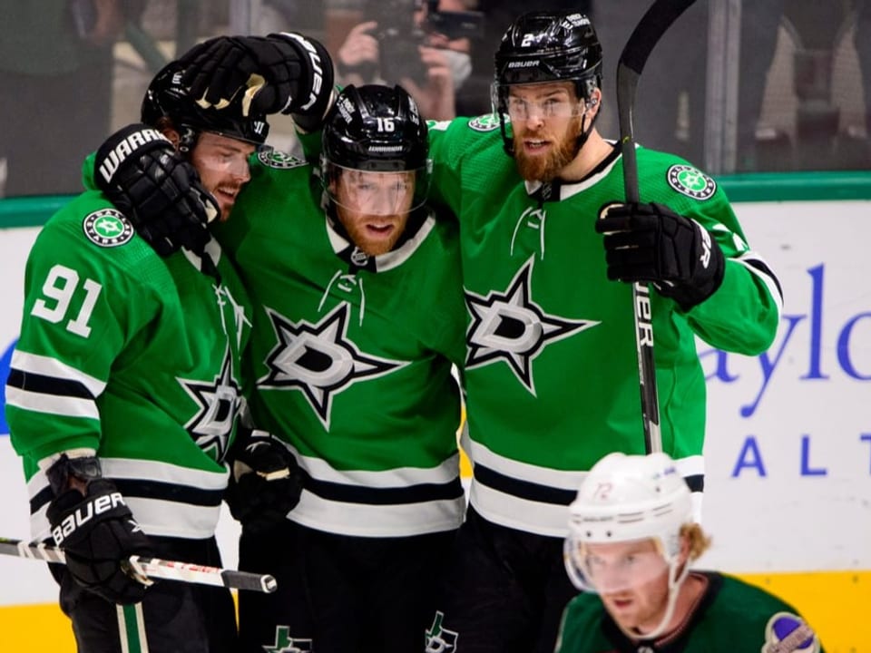 Der Playoff-Einzug ist sichergestellt Drei Dallas-Spieler feiern auf dem Eis.