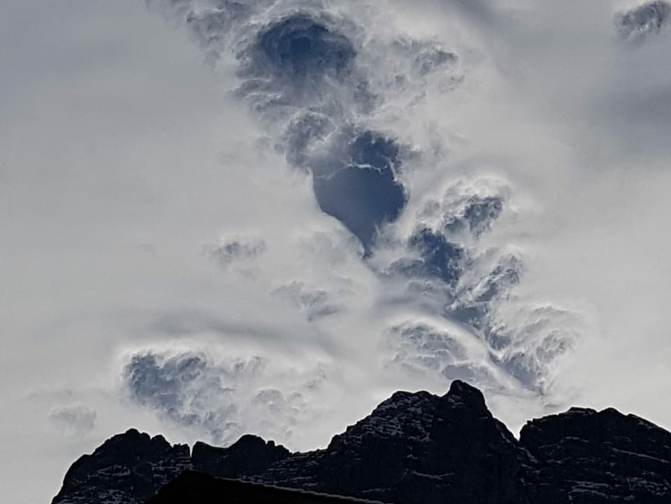 Graue Schichtwolken mit Loch