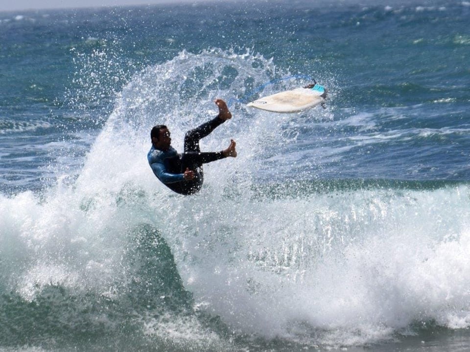 Surfer verliert sein Brett auf der Welle.