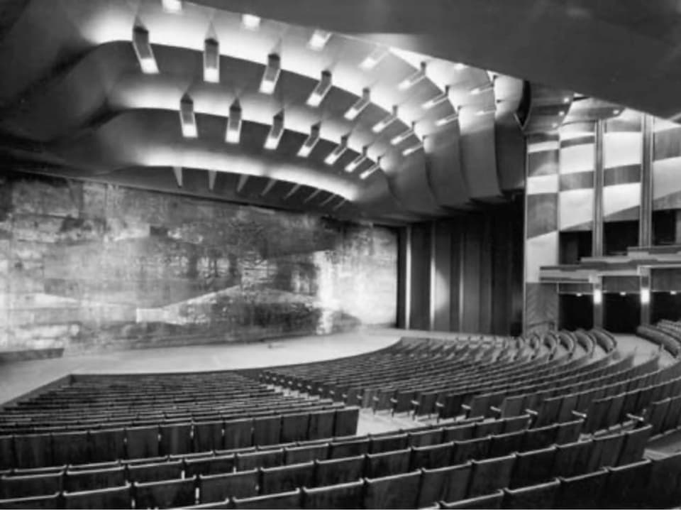 Konzert- und Theatersaal mit leeren Rängen.