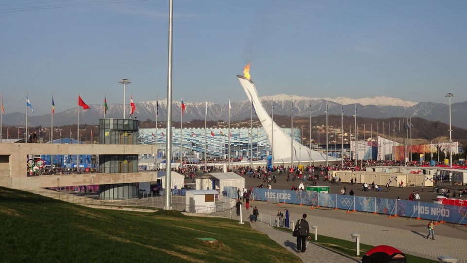 Das olympische Feuer mit dem «Iceberg Skating Palace».