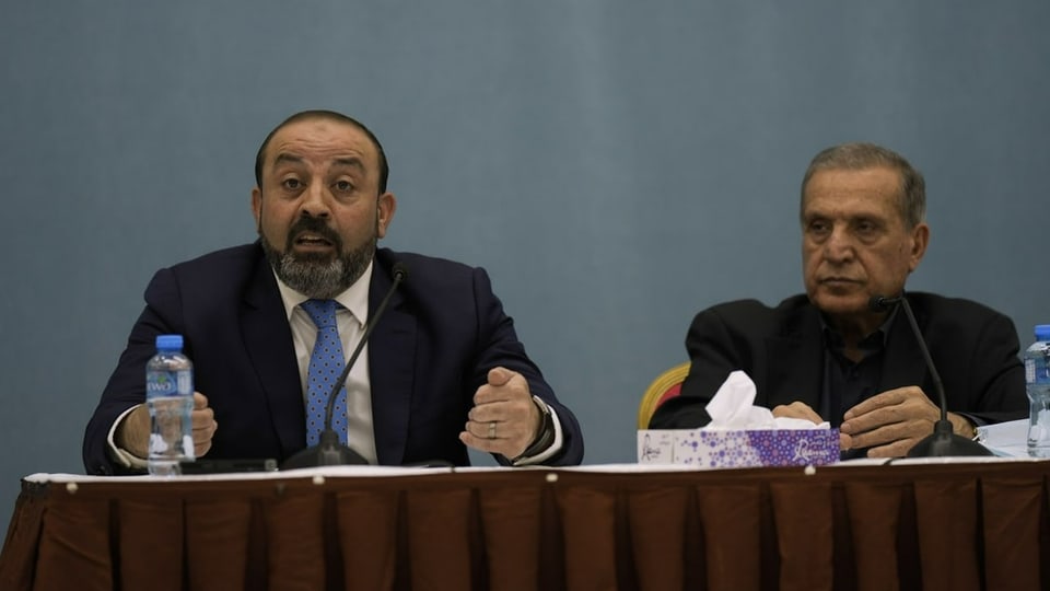 Der palästinensische Generalstaatsanwalt Akram Chatib, links, und der Sprecher der palästinensischen Präsidentschaft