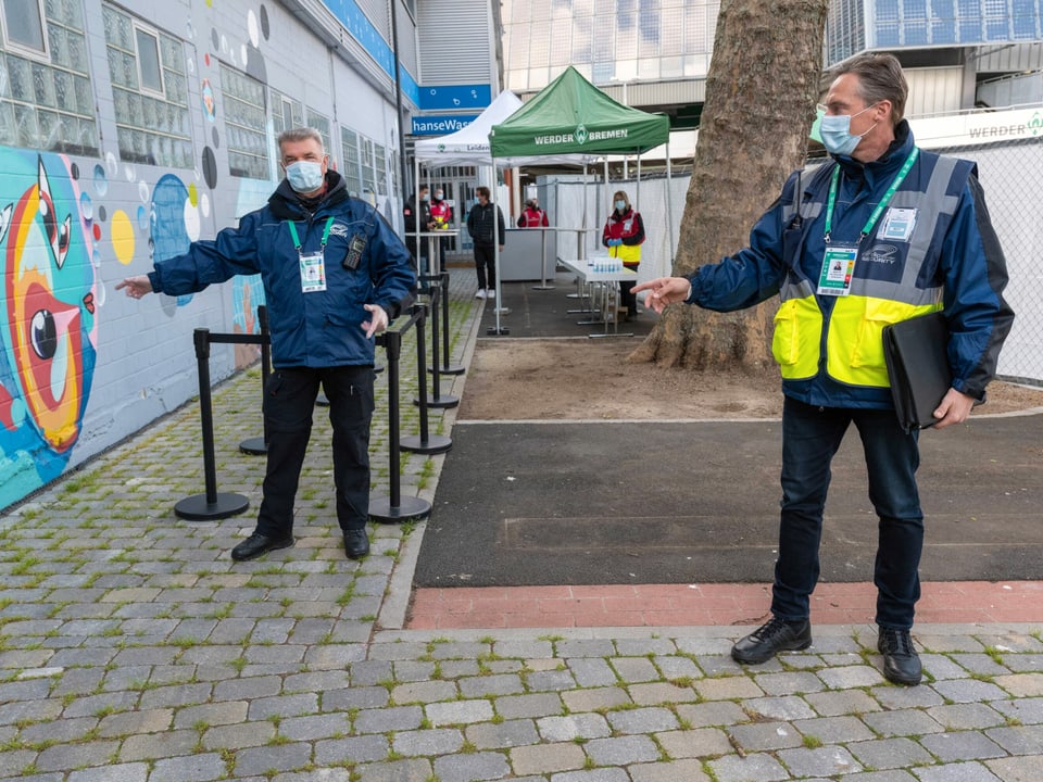Sicherheitsmitarbeiter vor dem Stadion in Bremen.