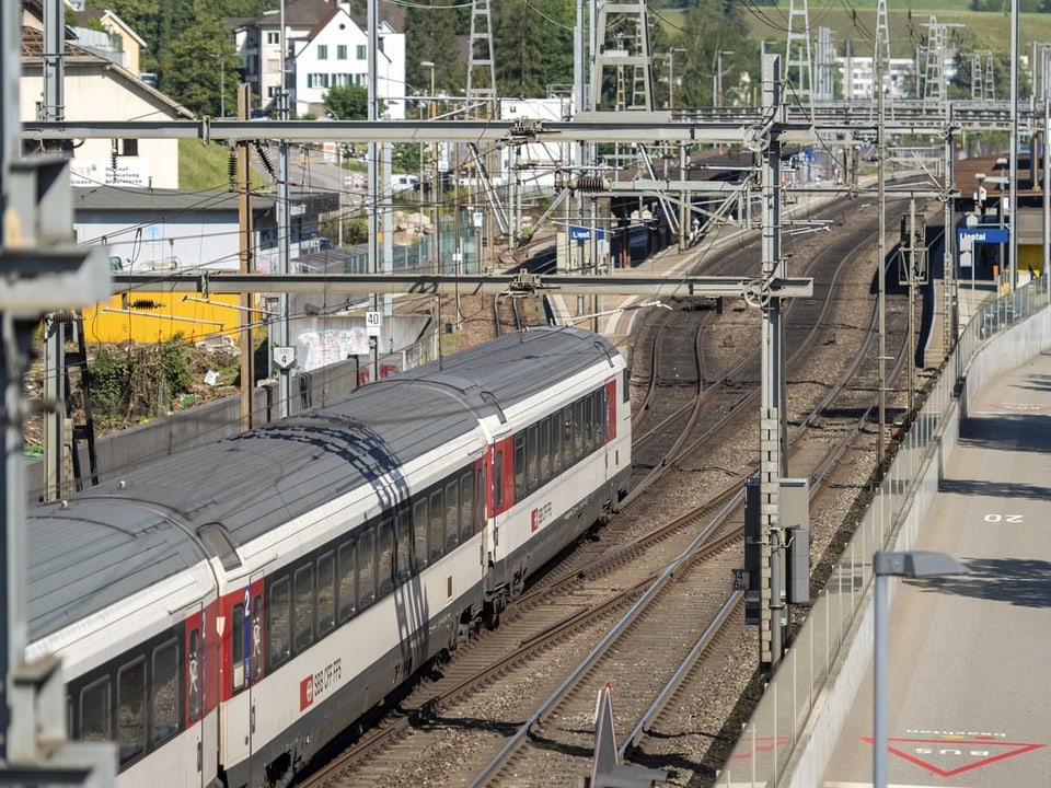 Ein Zug fährt in den Bahnhof in Liestal.