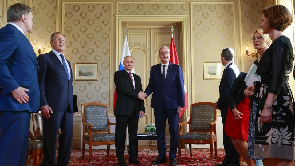 Bundespräsident Guy Parmelin schüttelt Wladimir Putins Hand – auch beim Gefolge waren rund um das Gipfeltreffen Biden-Putin Masken und Abstand kein Thema. 