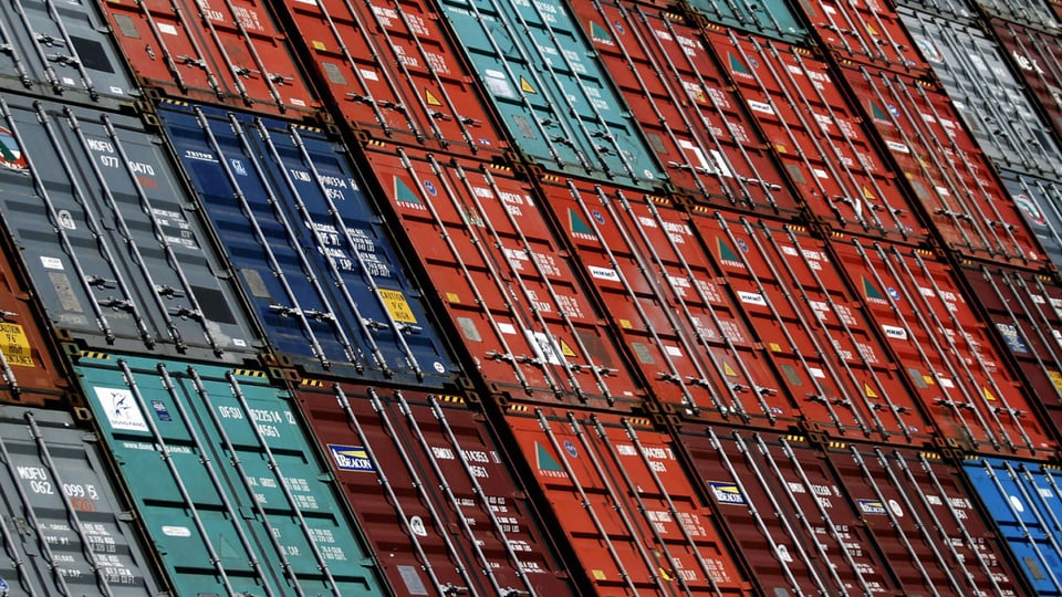 Container stehen am Containerterminal Altenwerder im Hafen von Hamburg.