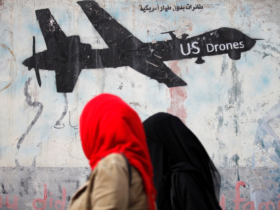 Frau vor Graffiti mit Drohne 