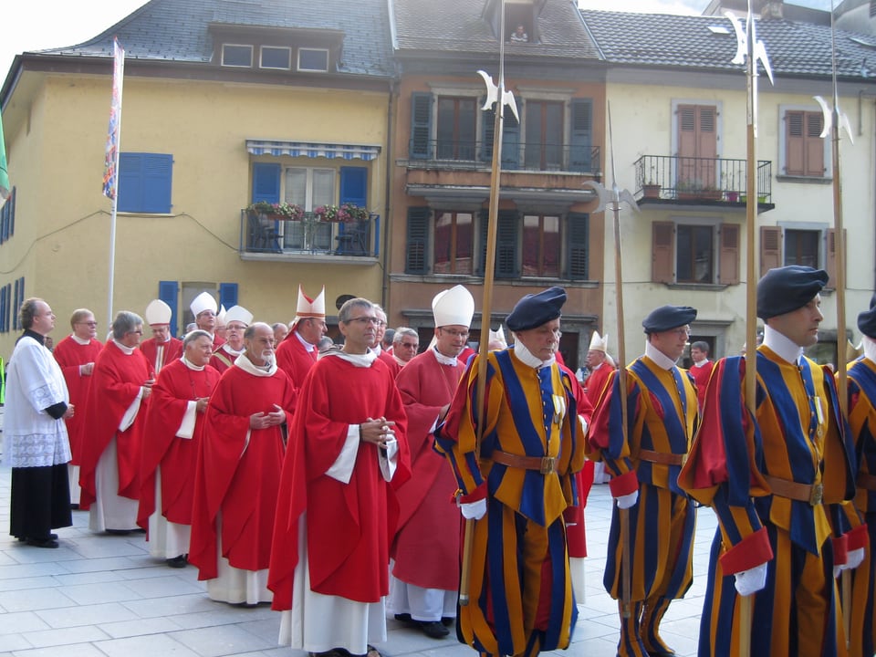 Kirchliche Würdenträger defilierten gemeinsam mit der Schweizergarde durch die Strassen der Stadt.
