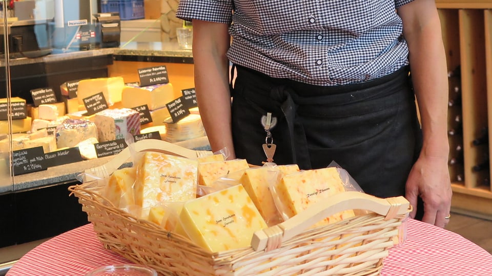 Ein Korb mit Käse.