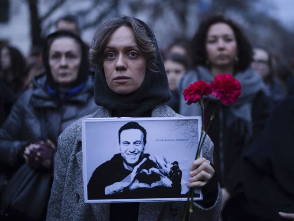 Frau mit Foto von Nawalny.