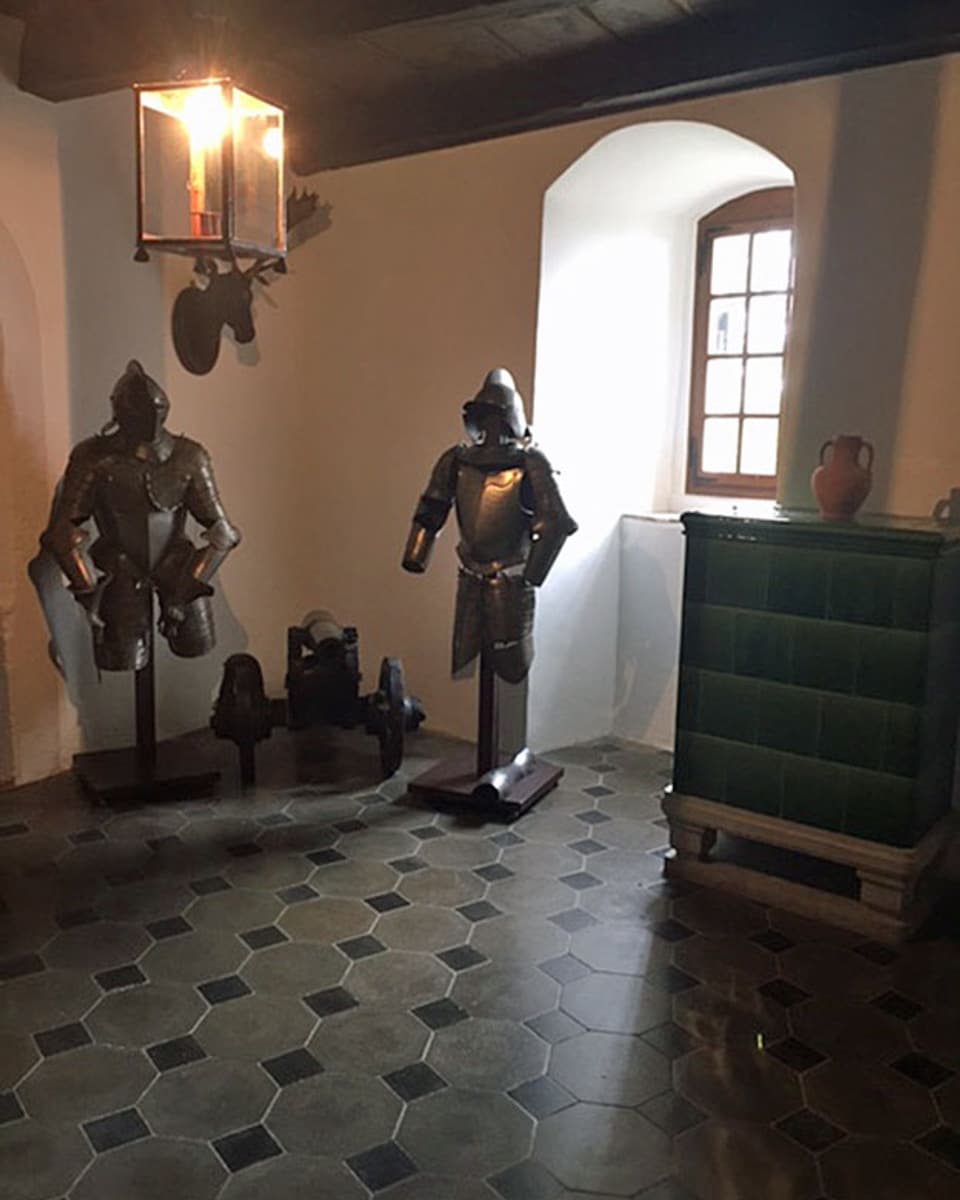Ritterrüstungen und Kanone im Schloss zeugen von der Vergangenheit.