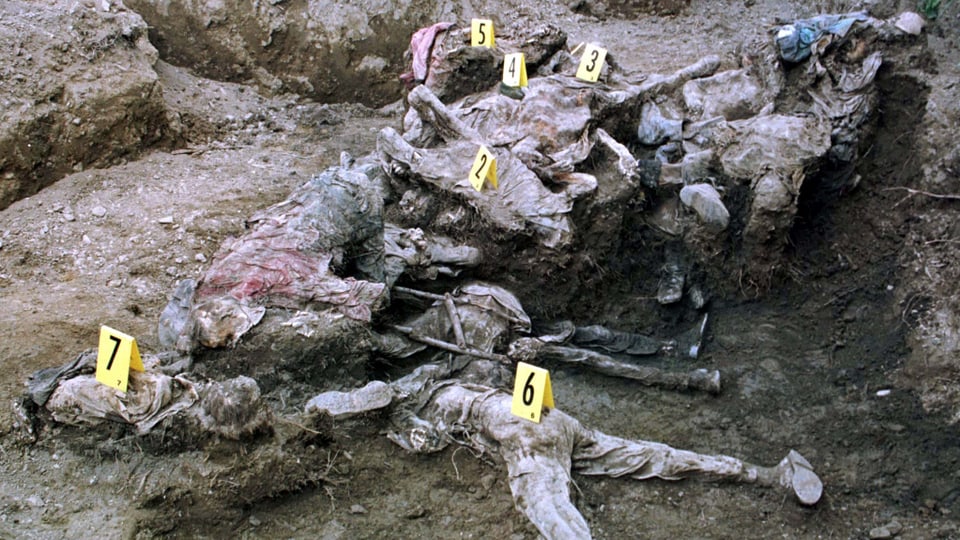 Aufnahme der 1996 ausgegrabenen sterblichen Überreste von Bosniern, die auf der Flucht von Serben ermordert wurden.