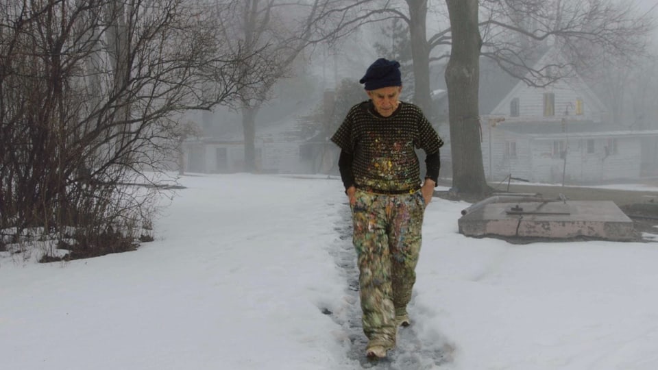 Larry Poons hat Farben auf seinem Gewand. Er stapft durch den Schnee.