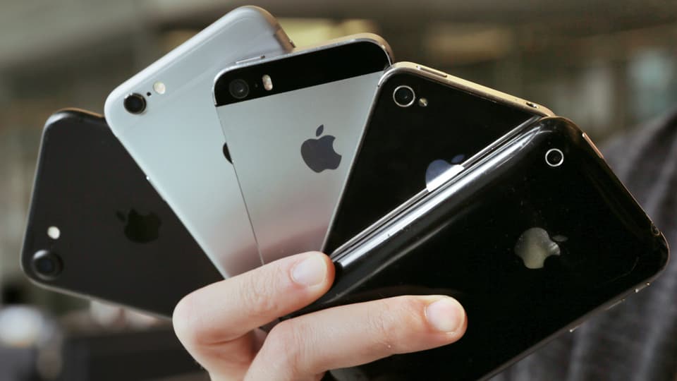 Eine frau hält Smartphones in der Hand. 