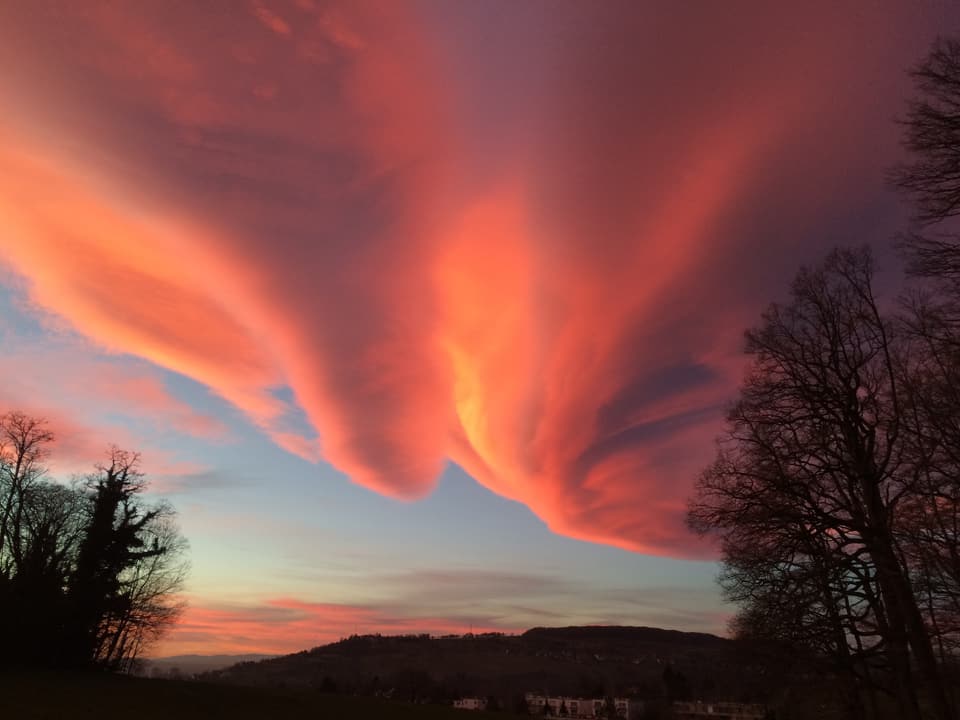 Die Ufo-Wolke war auch von Riehen aus gut zu sehen. Die Abendsonne sorgte für spezielle Farbeffekte.