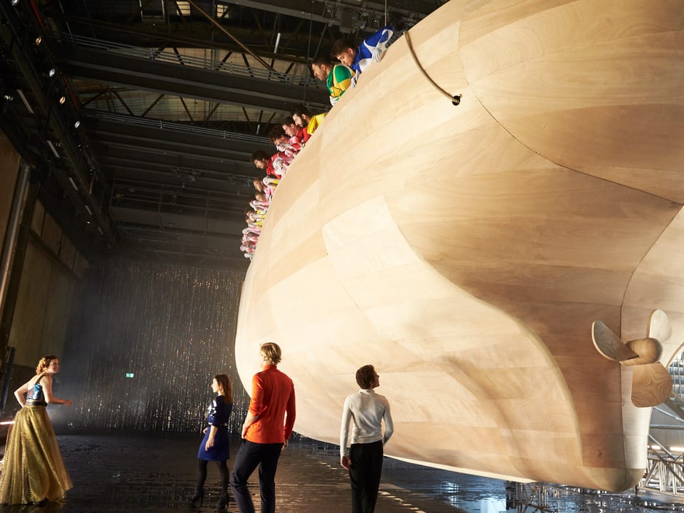 Der Bühnenbildner Bert Neumann hat eine riesige Holzarche in die Halle des Schiffbaus gebaut.