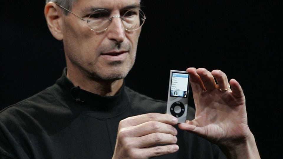 Steve Jobs mit einem iPod Nano.