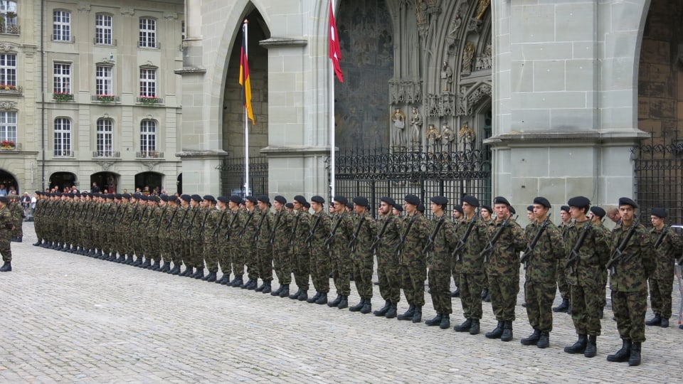 Soldaten in einer schnurgeraden Reihe vor dem Münster