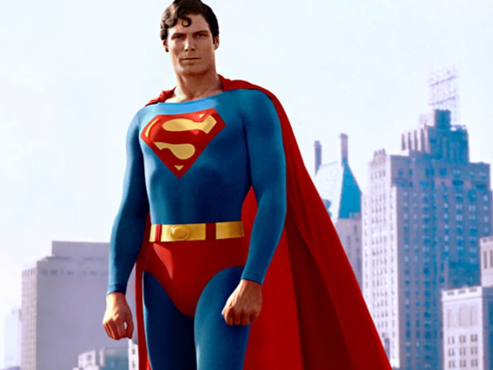 «Superman» steht vor Hochhäusern in New York City.