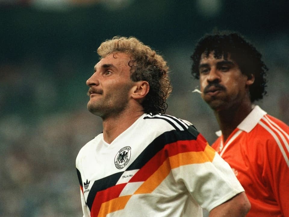 Frank Rijkard spuckt Rudi Völler an der WM 1990 an