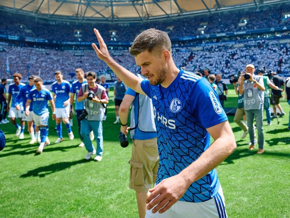 Schalke-Spieler Simon Terodde winkt beim Weglaufen.