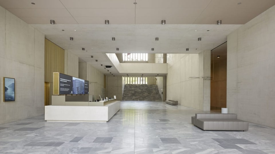 Foyer eines Kunsthauses mit viel Marmor