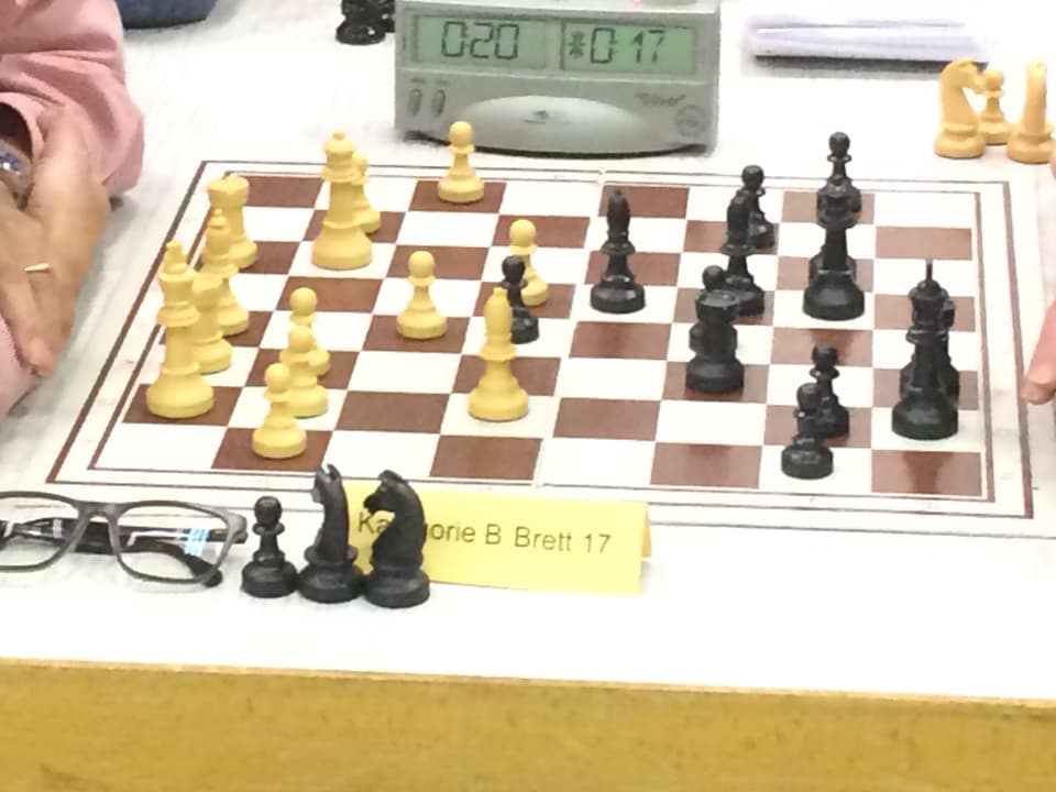 Ein Schachbrett mit Figuren