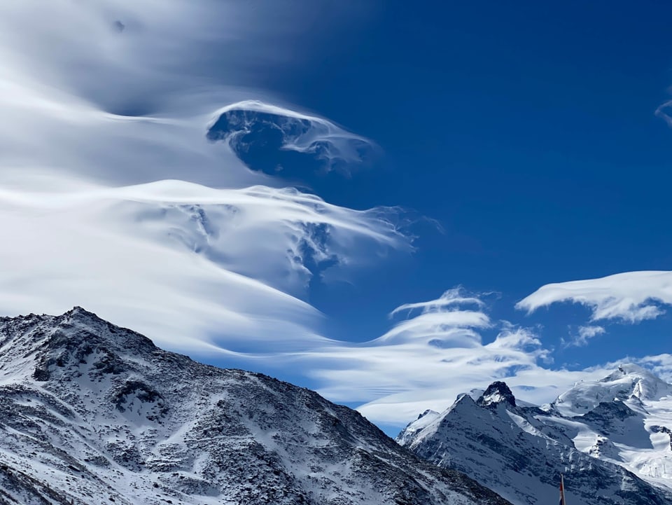 Föhnwolken in den Walliser Alpen.