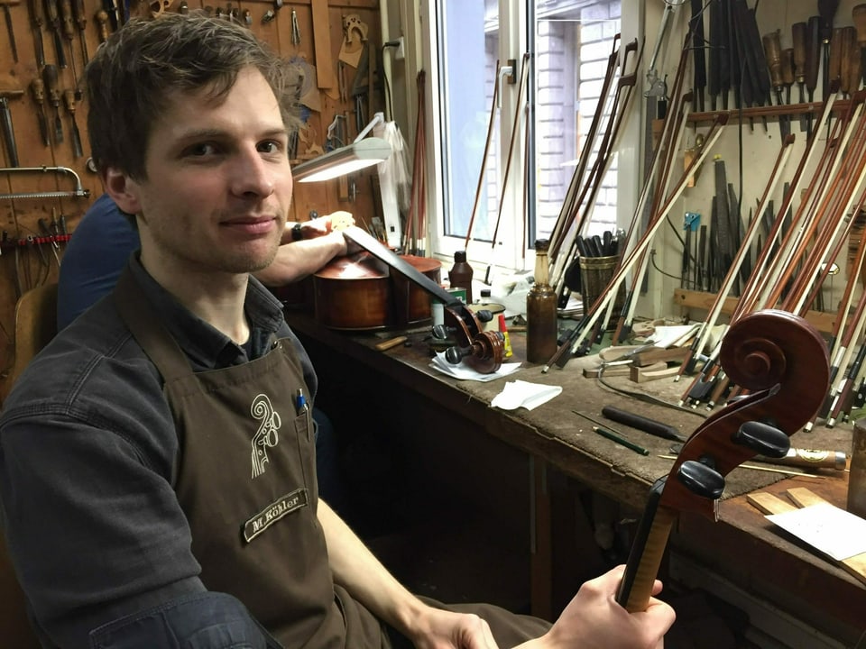 Mitarbeiter Martin Köhler restauriert gerade ein Cello.
