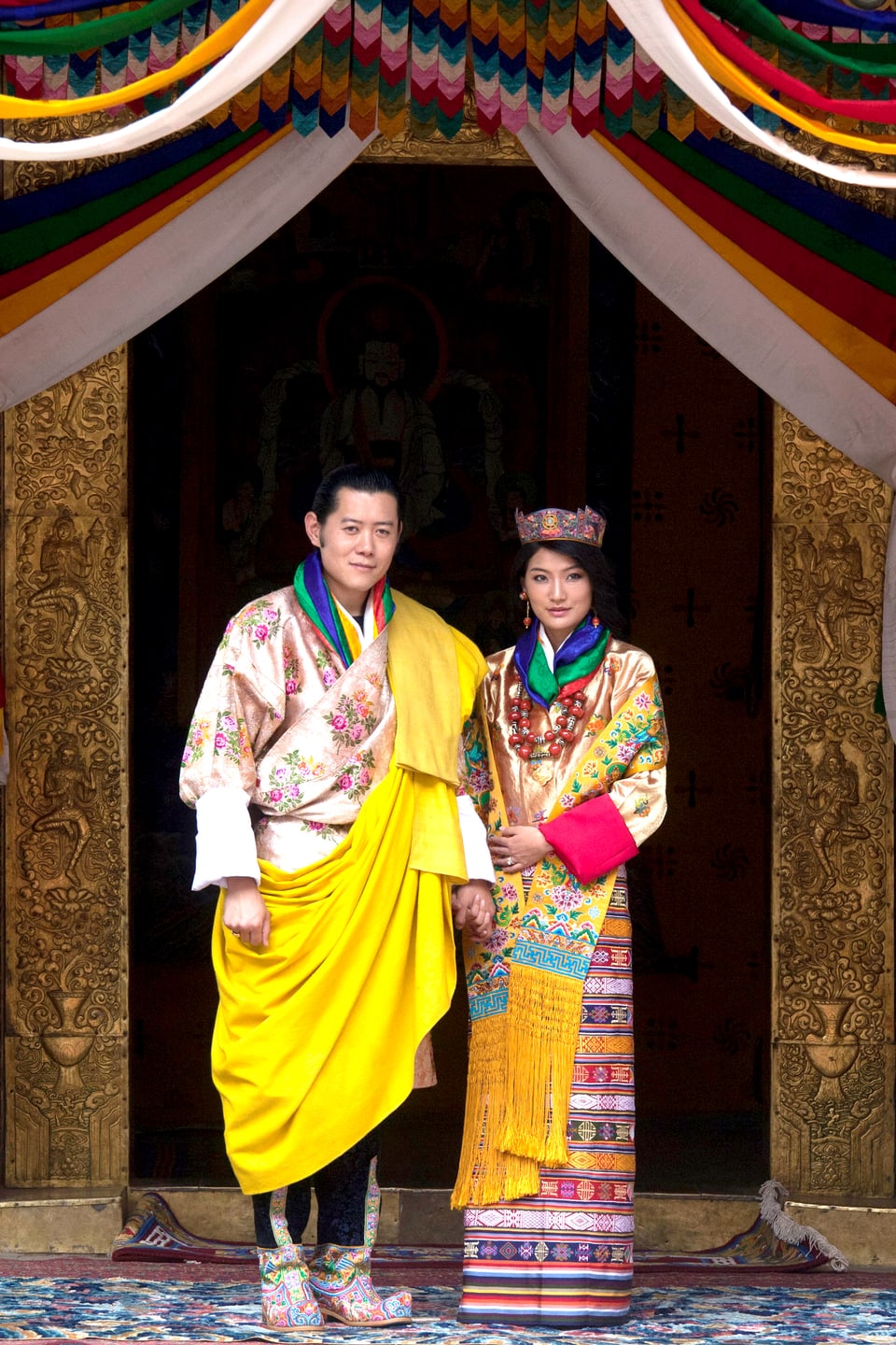 Mann und Frau in traditioneller Hochzeitskleidung.