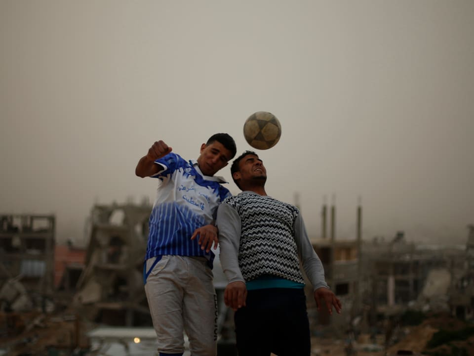 Jungen spielen Fussball im Gazastreifen.