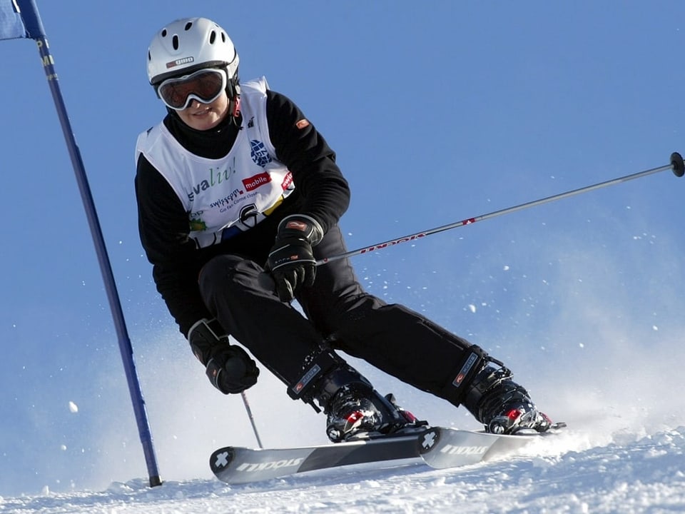 Ruth Metzler im Skianzug und Helm an einem Skirennen.