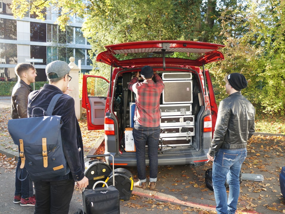 Abgefahren: Yokko macht sich auf den Weg nach Hamburg. Aber noch stehen sie auf dem Parkplatz vor dem Radiostudio und werweissen, wie man diesen Koffer(-raum) am besten packt.