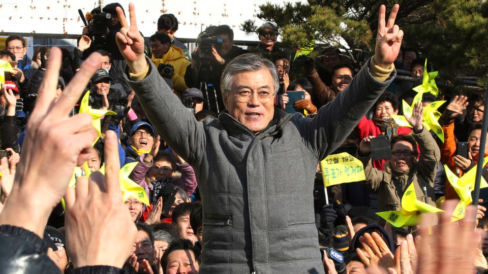 Moon Jae In zeigt Victory-Zeichen bei einer Wahlkampfveranstaltung.